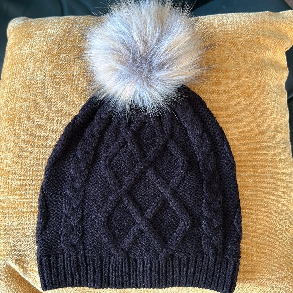 One size black pom-pom knit hat